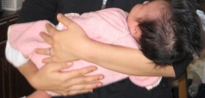 赤ちゃんの抱っこ　楽な抱き方